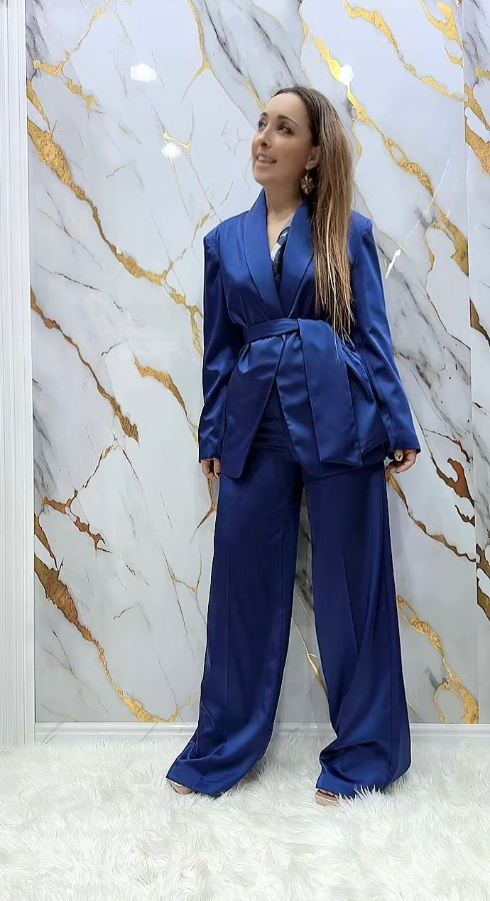Tailleur in raso pantalone a palazzo E giacca con fusciacca