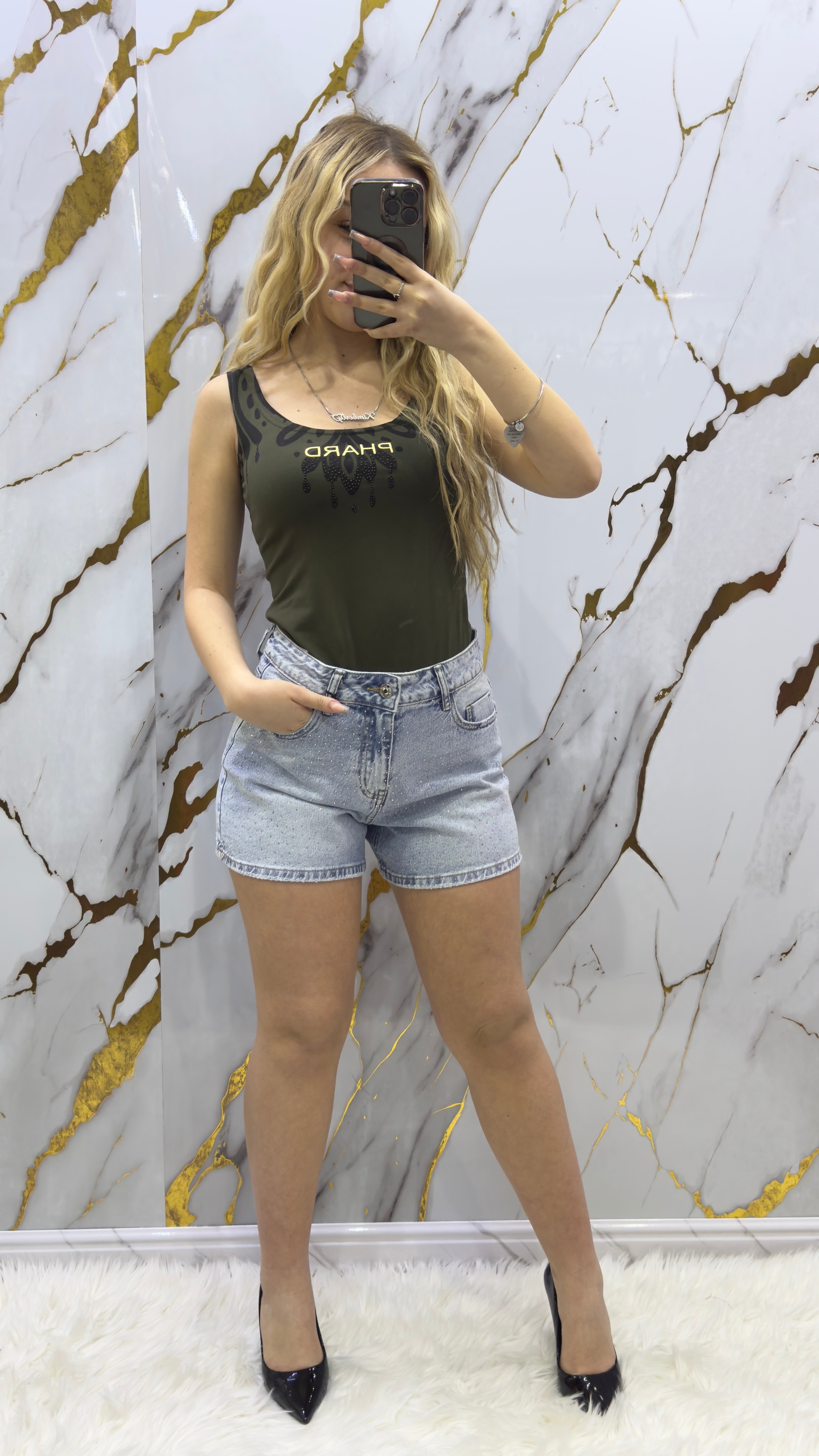Short di jeans elasticizzato con applicazioni in strass