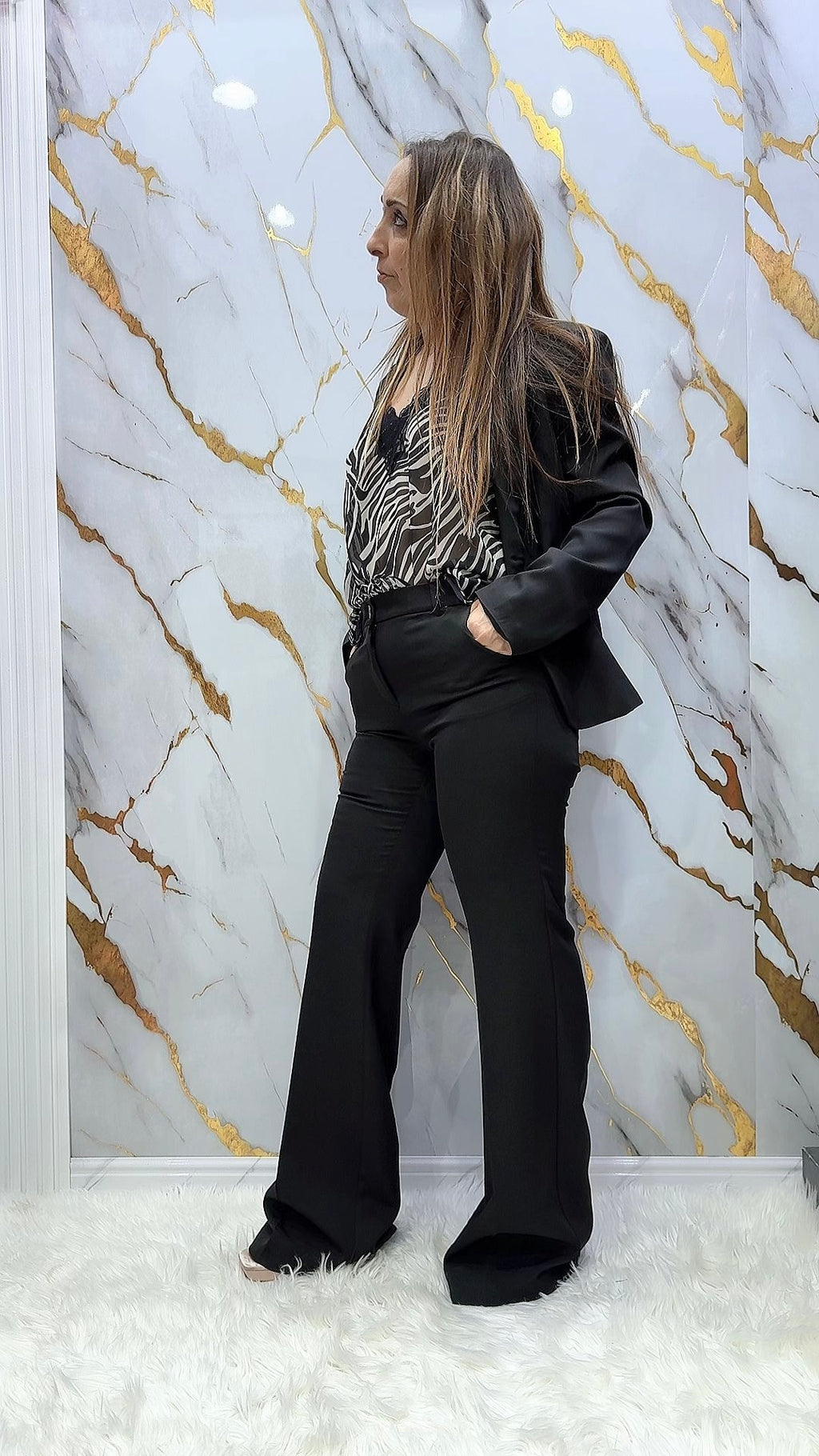Tailleur con giacca mono petto e pantalone a zampa