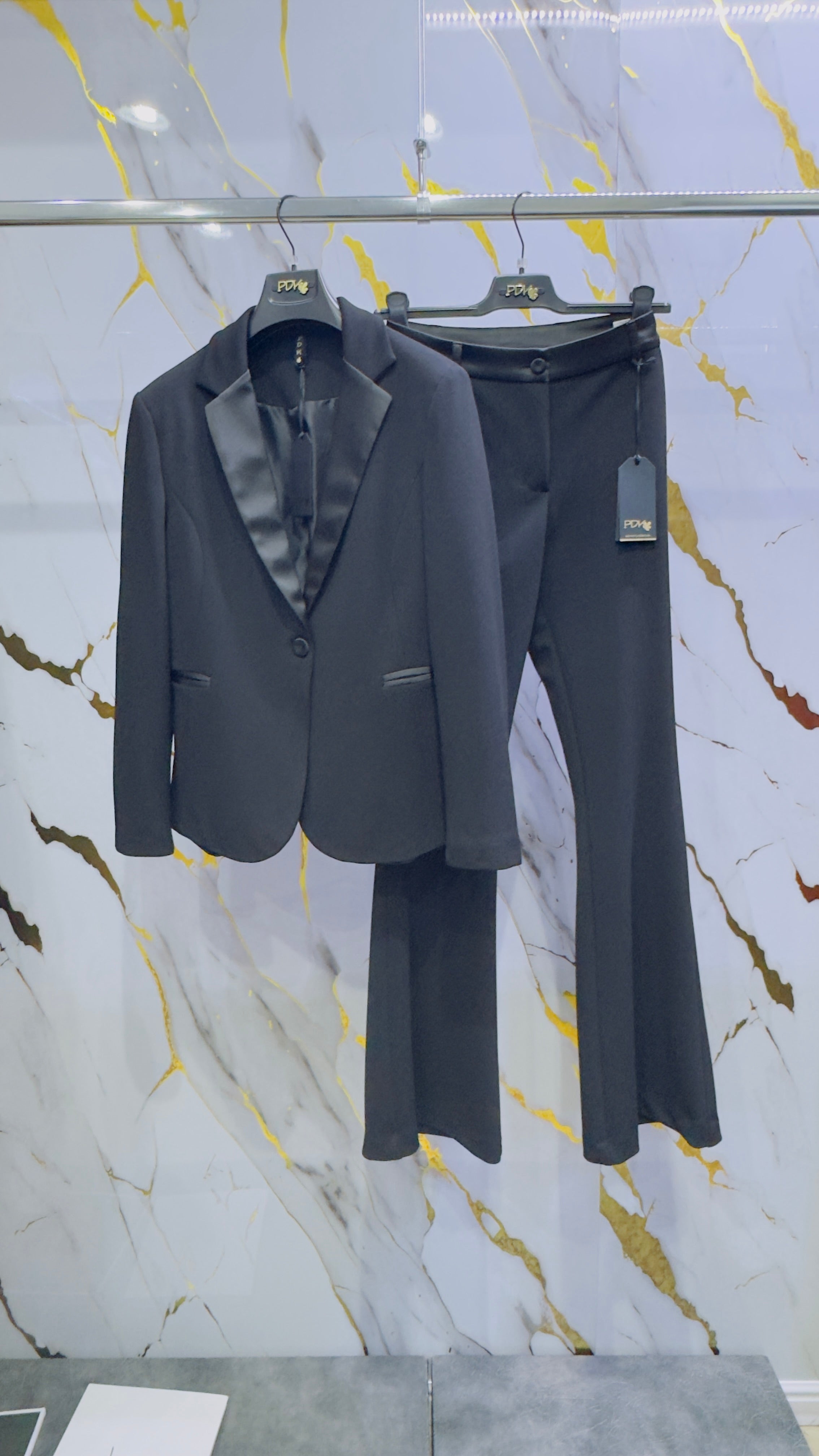Tailleur Pdk con pantalone a zampa