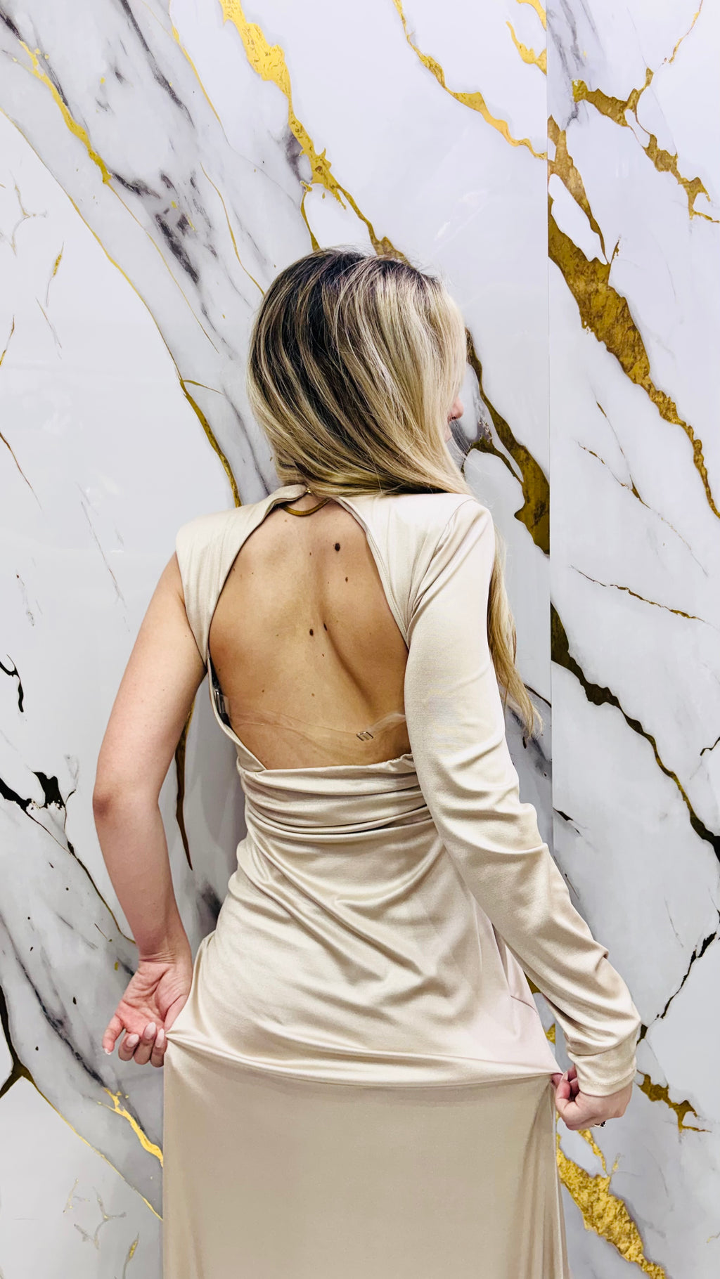 Abito lungo oro elasticizzato mono spalla con spacco alto e aperto alla schiena