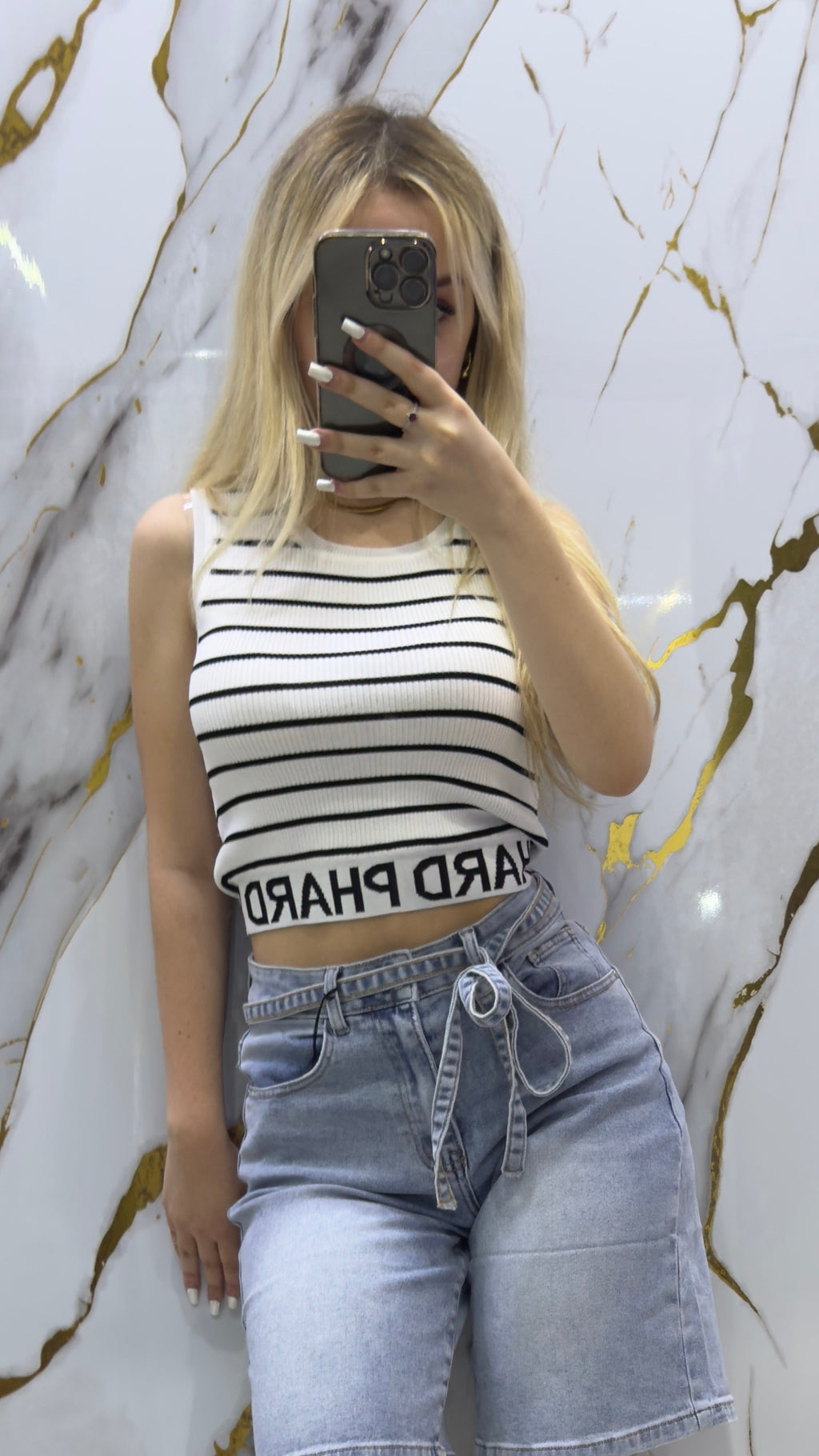 Top Phard elasticizzato con scritta al fondo