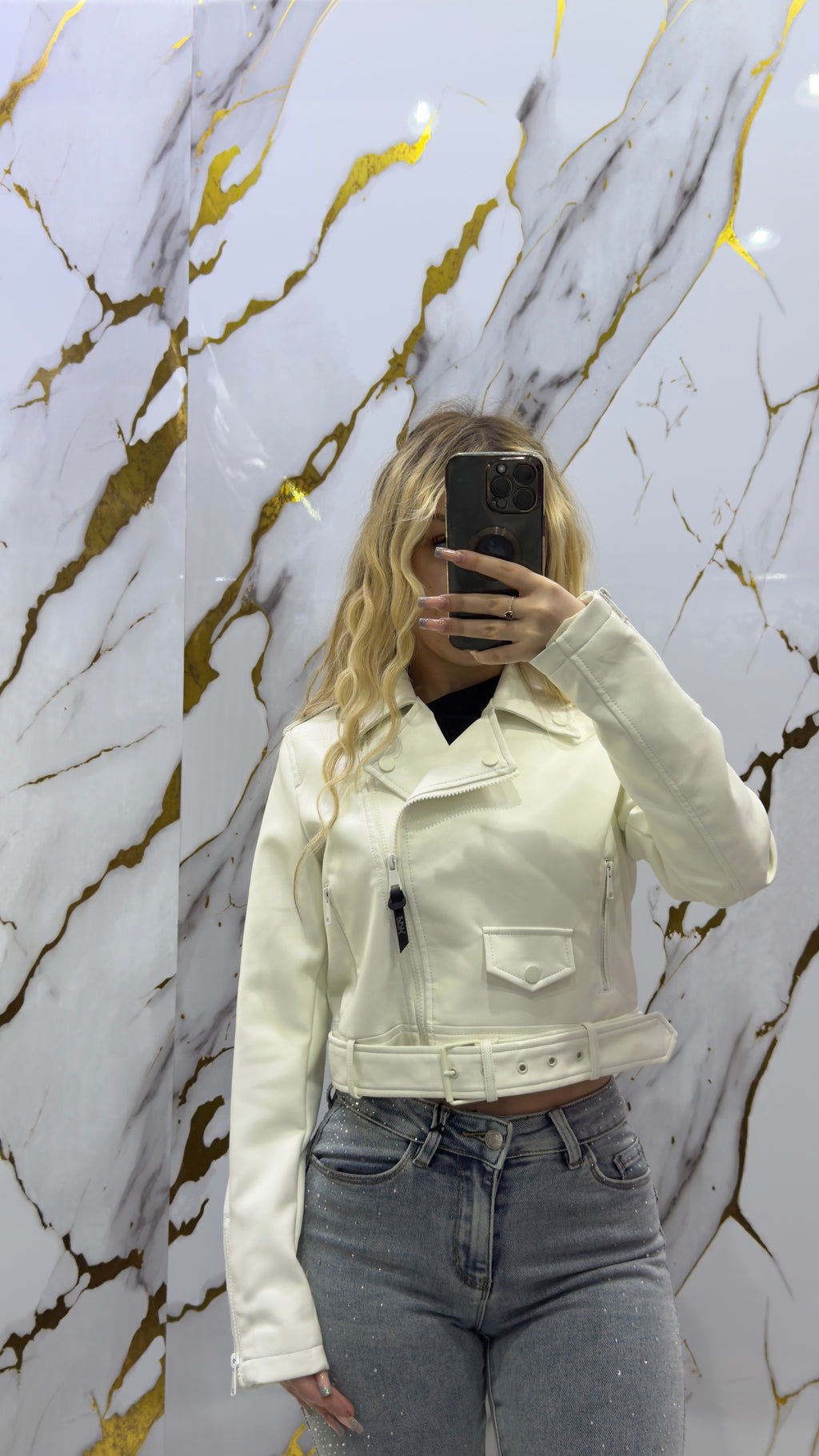 Giubbino crop in tessuto eco-leather elastico con cintura in vita