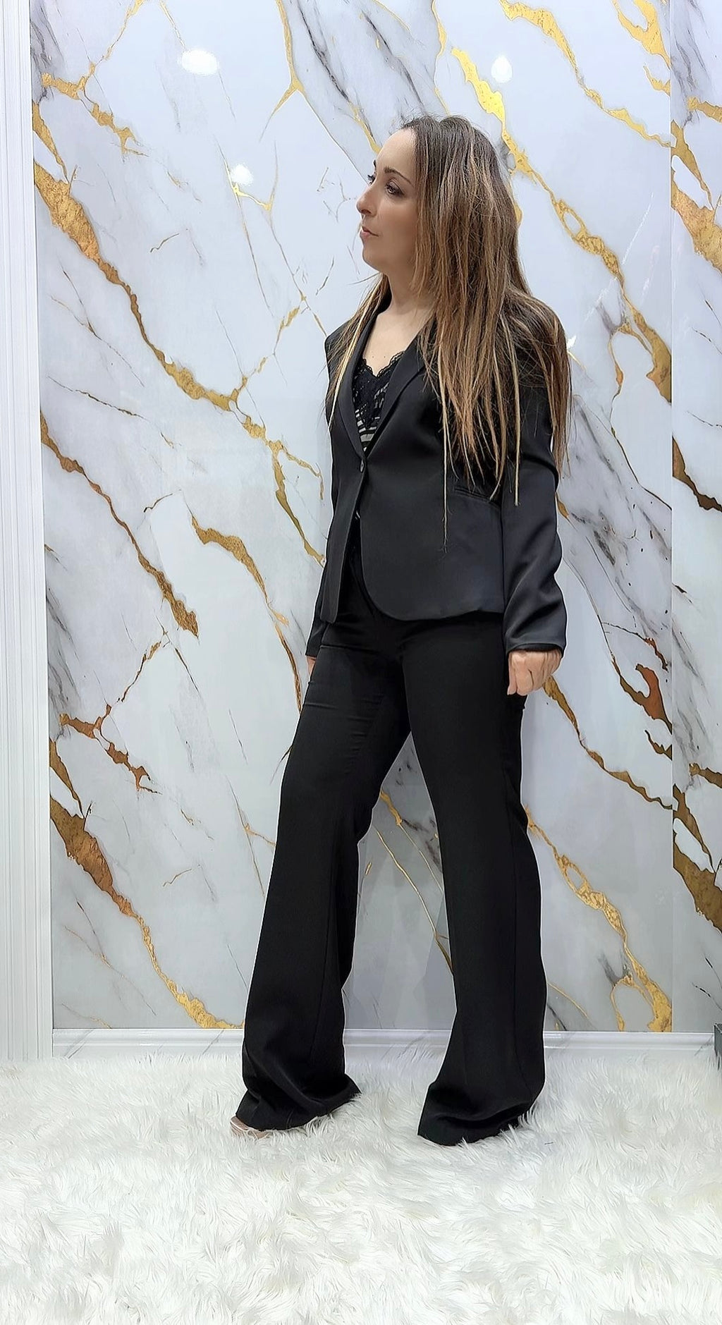 Tailleur con giacca mono petto e pantalone a zampa