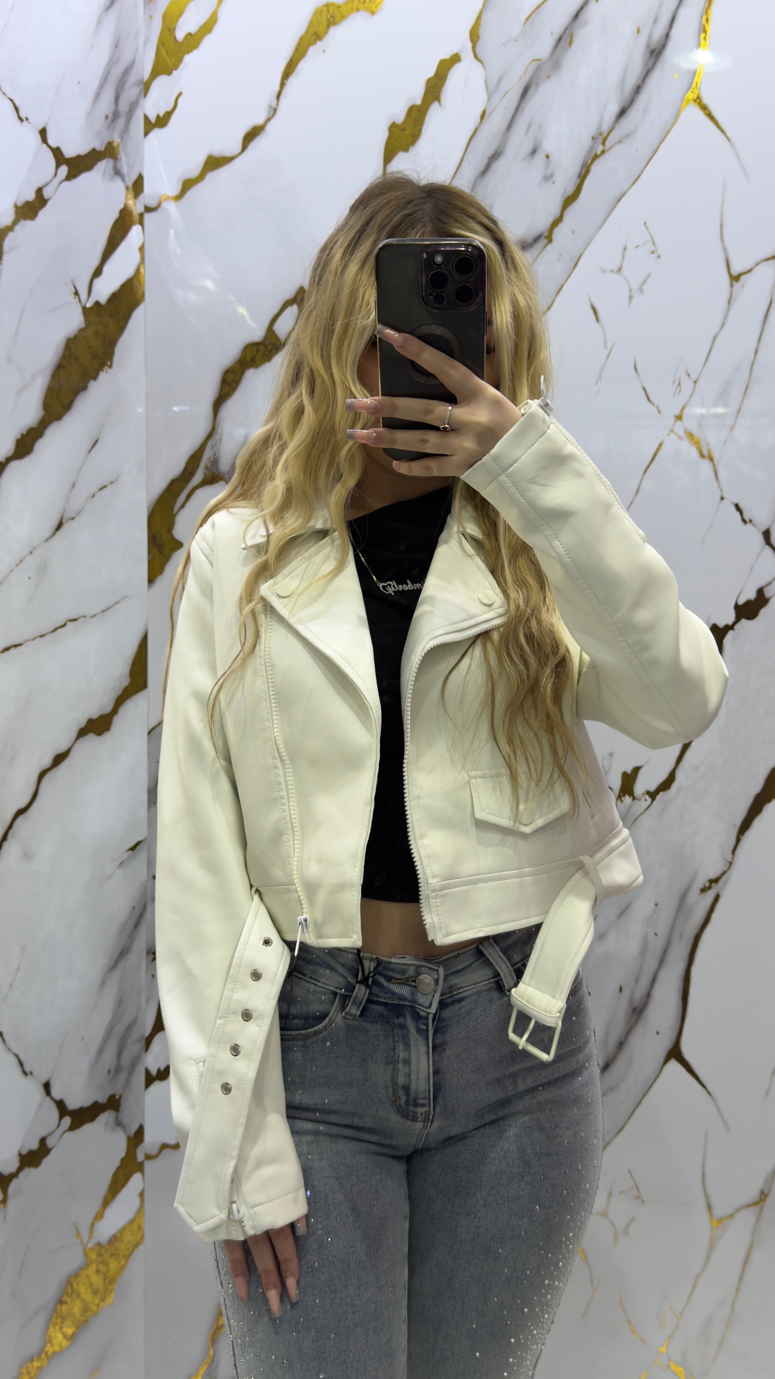 Giubbino crop in tessuto eco-leather elastico con cintura in vita