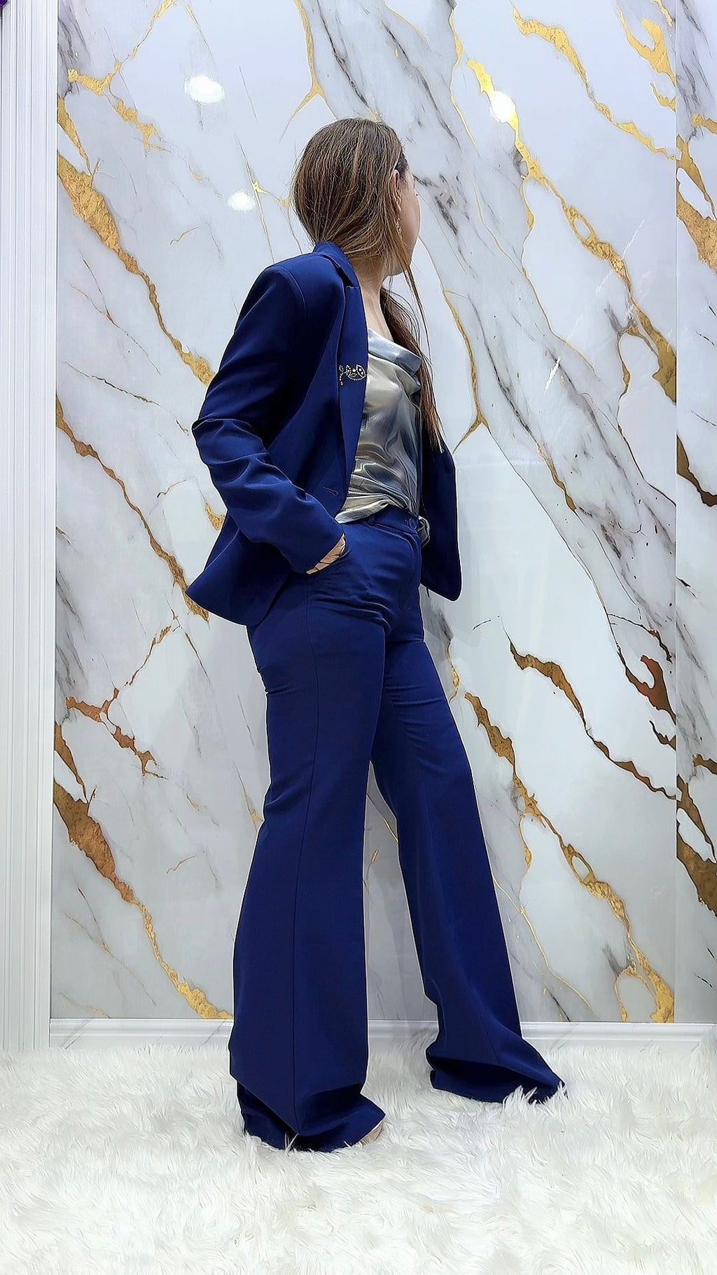 Tailleur con giacca mono petto e pantalone a zampa