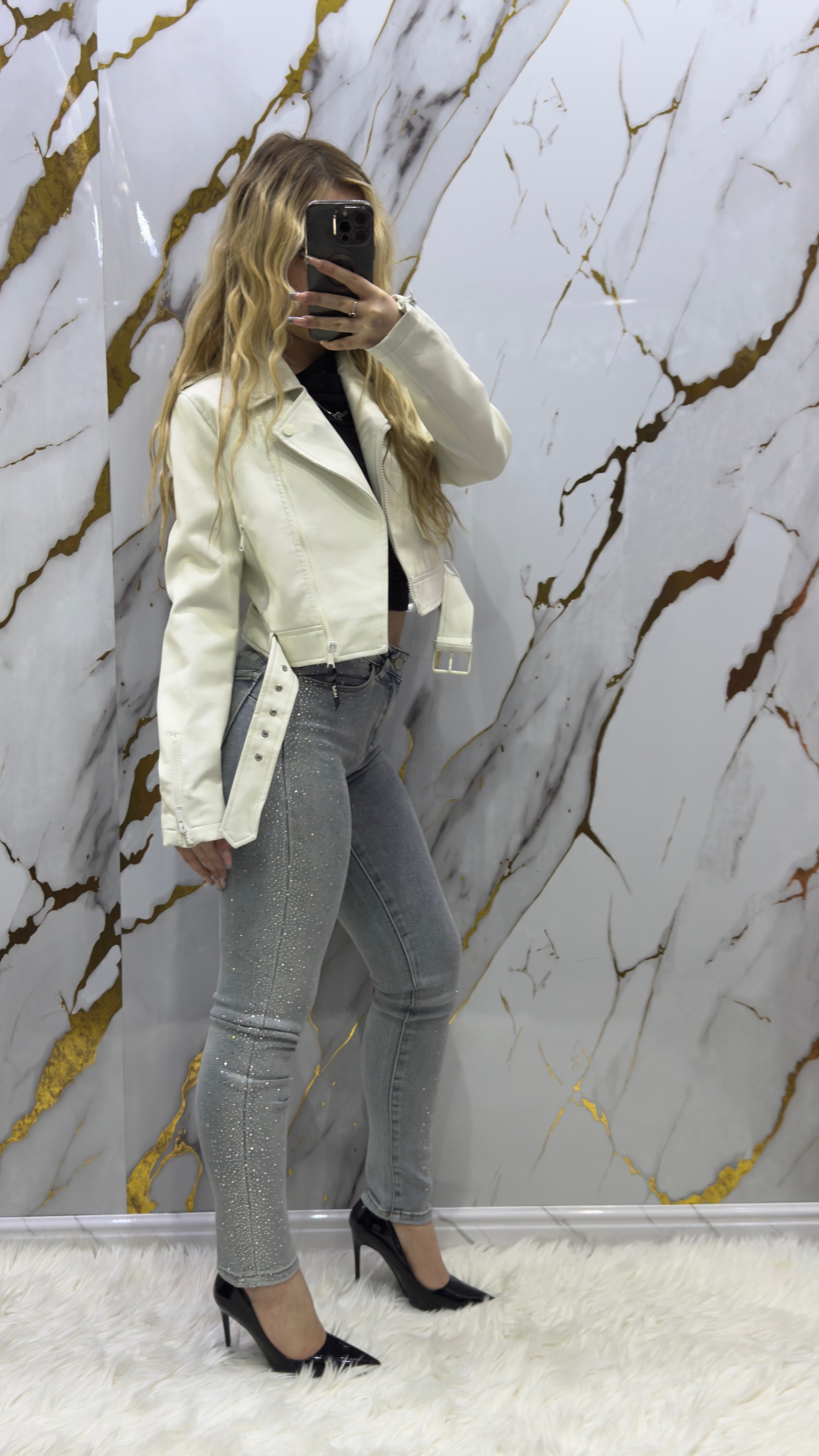 Giubbino crop in tessuto eco-leather elastico con cintura in vita
