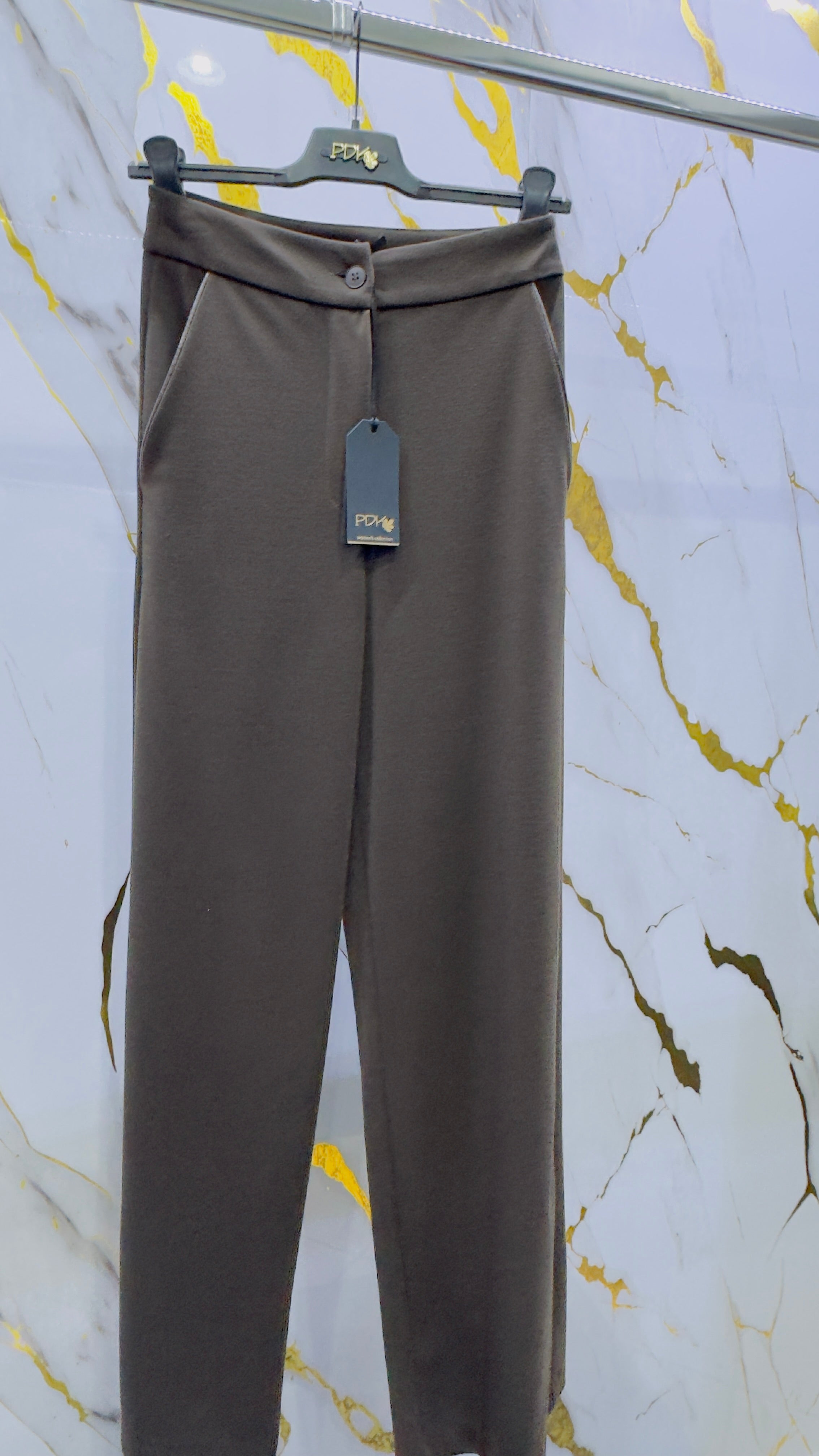 Pantalone vita alta a palazzo Pdk