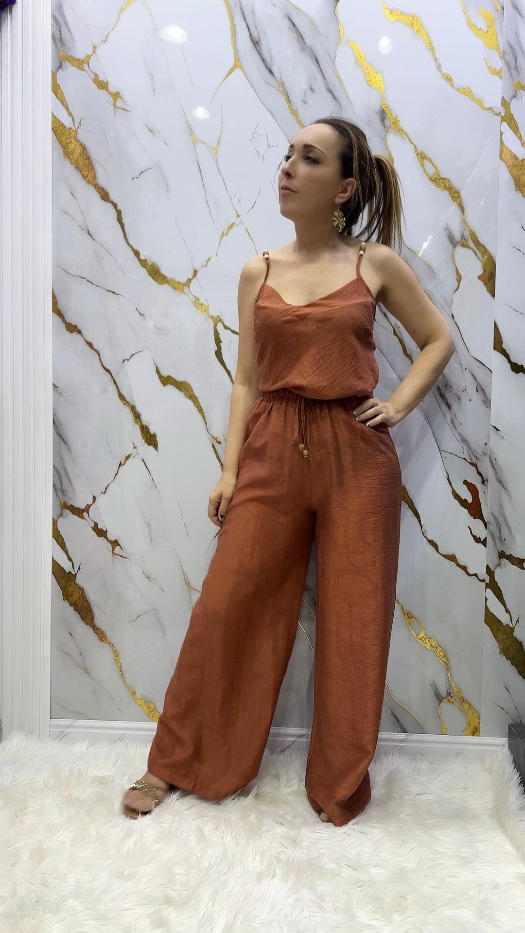 Coordinato Pdk top con applicazioni e pantalone a palazzo morbido