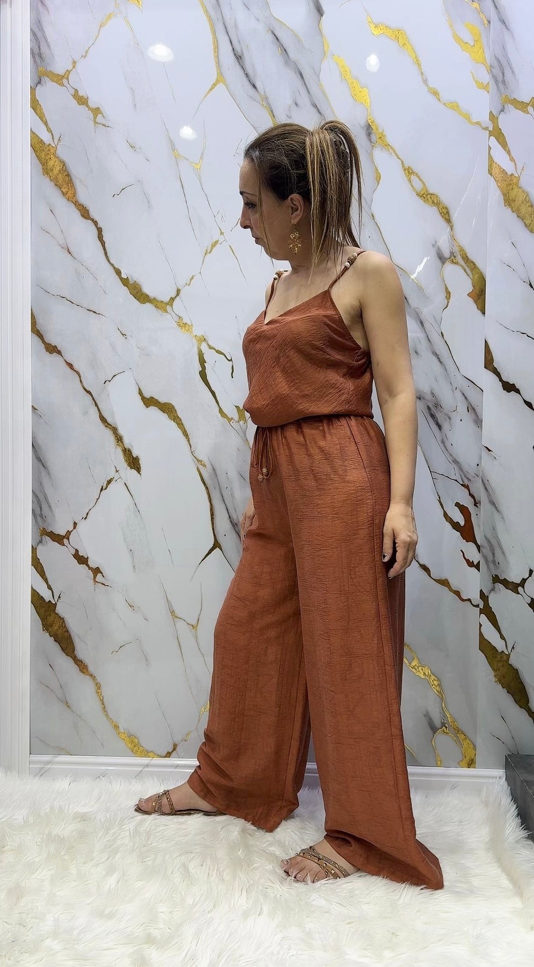 Coordinato Pdk top con applicazioni e pantalone a palazzo morbido