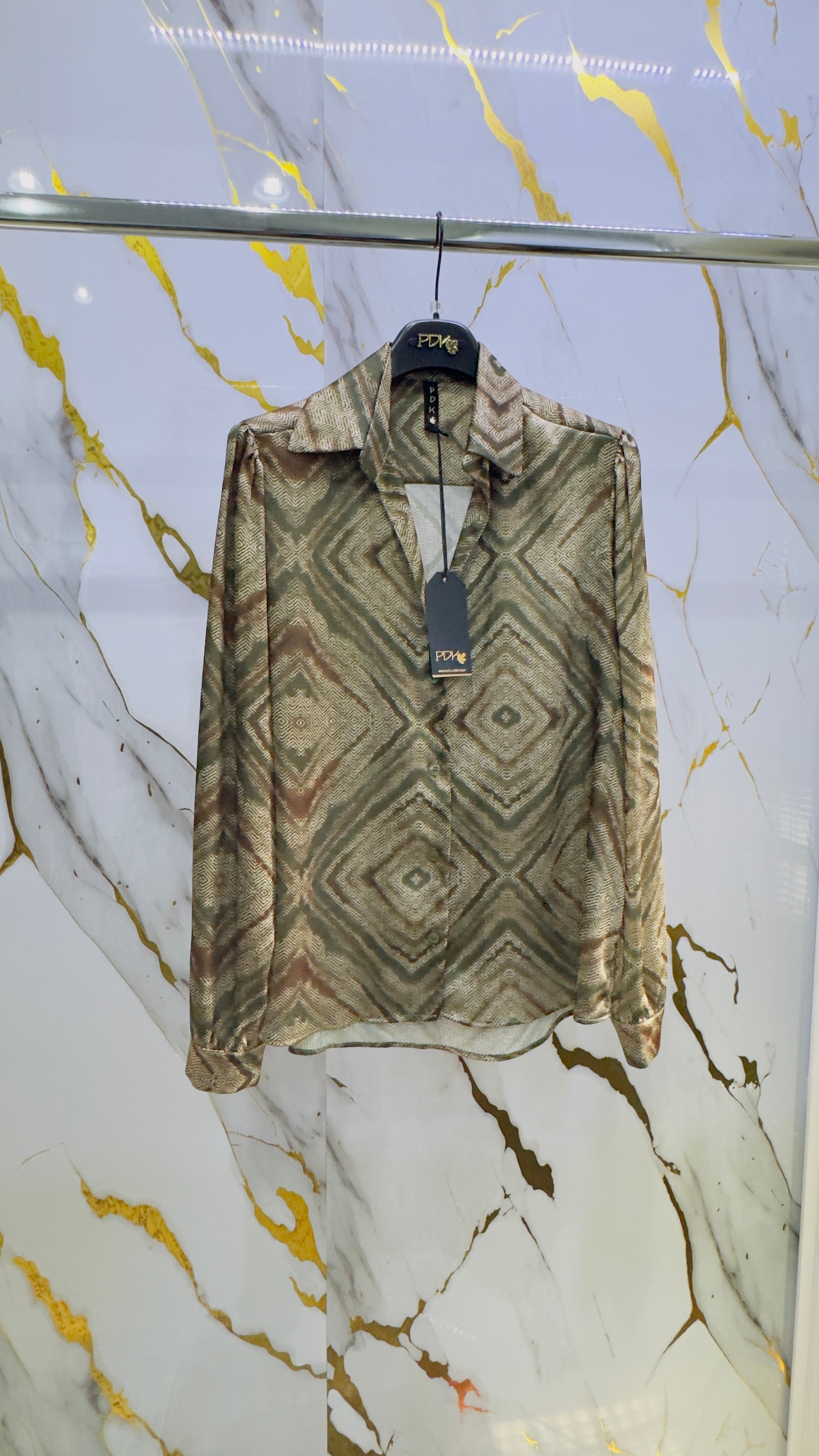 Blusa in rasatello con bottoni fantasia Pdk