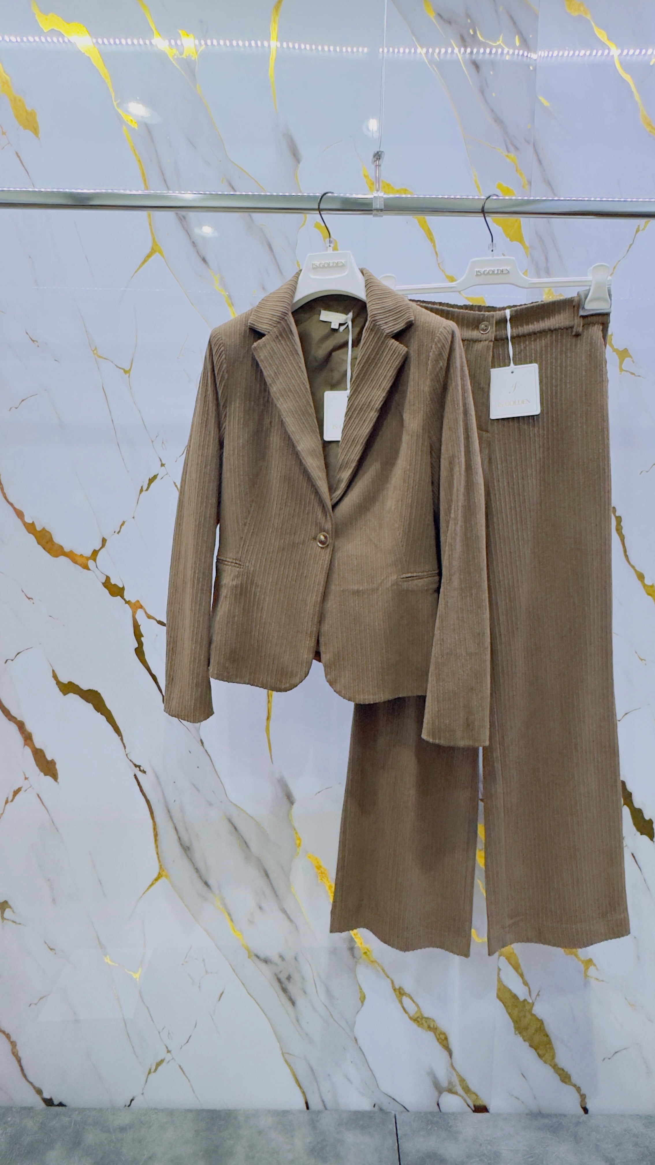 Tailleur in velluto a costine elasticizzato isi con pantalone a palazzo